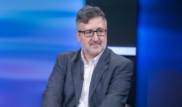 Ironia e Andi Bejtjas: Në vende të huaja komentet për Euro2024 i bëjnë ish-futbollistë, këtu i bëjnë mise e këngëtarë