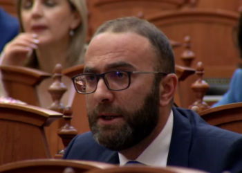 Deputetët drejt Gjermanisë për Kombëtaren/ Bardhi: E keni kthyer në dyqan personal, ndryshoni seancat si të doni! Felaj: S’të jap llogari!