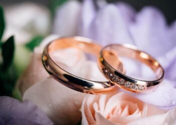 Njihet si aksesori më i çmuar në jetën e një çifti, por a e dini cila është historia e unazave të martesës?