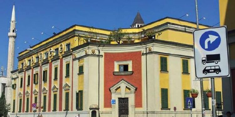 Plani i QEVERISË/ Sa do të rriten, kur dhe si do të ndryshojnë pagat për punonjësit bashkikë