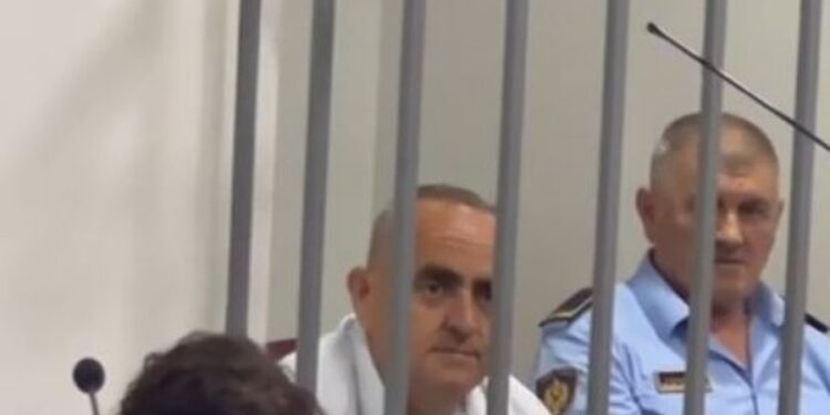 FOTO/ I heshur pas hekurave, Fredi Beleri kërkon pafajësi në Apel