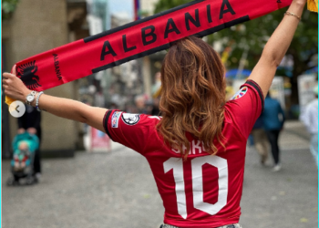 FOTO/ Ish-Miss Shqipëria ngre në peshë tifozët kuqezi: Gati ti vëmë zjarrin nesër Dortmundit