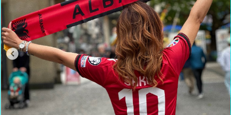 FOTO/ Ish-Miss Shqipëria ngre në peshë tifozët kuqezi: Gati ti vëmë zjarrin nesër Dortmundit