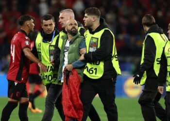Hyrja e tifozit në fushë i kushton shtrenjtë Shqipërisë, UEFA nis procedim!