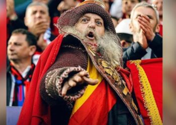 ‘Tifozi i lashtë” në ndeshjen Shqipëri-Itali/ Aktori i mirënjohur Llesh Biba tërheq vëmendjen e mediave të huaja me paraqitjen e tij