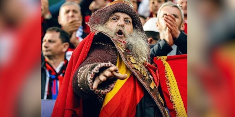 ‘Tifozi i lashtë” në ndeshjen Shqipëri-Itali/ Aktori i mirënjohur Llesh Biba tërheq vëmendjen e mediave të huaja me paraqitjen e tij