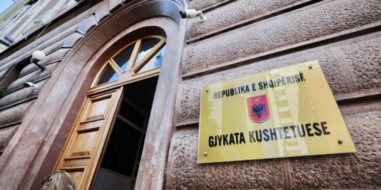 Gjykata Kushtetuese rrëzon ligjin mbi tatimin për profesionet e lira