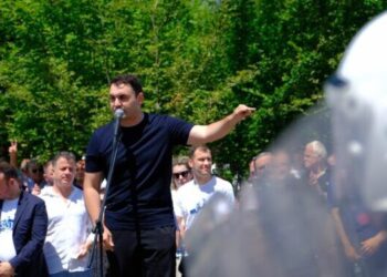 Opozita në protestë/ Këlliçi shpërthen ndaj oficerëve të policisë: Hajdutë, banditë, mos prekni qytetarët