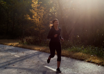 Çfarë është më rezultative për humbjen e peshës, 30 minuta vrap apo 10,000 hapa?