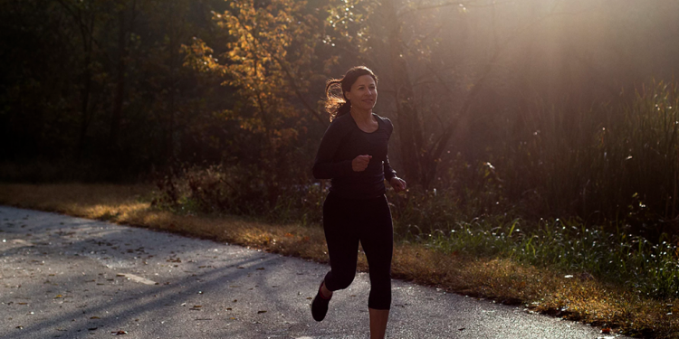Çfarë është më rezultative për humbjen e peshës, 30 minuta vrap apo 10,000 hapa?