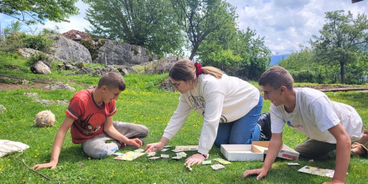 Zemra e nënës punon vetëm për të mirën e fëmijëve të saj. Një ditë nga shërbimi lëvizës i Kia Green Light Project