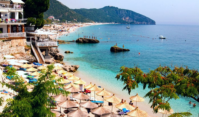 Jugu shtrenjtohet me 25-30% këtë vit, akomodimi fillon nga 60 euro deri në 600 euro në natë