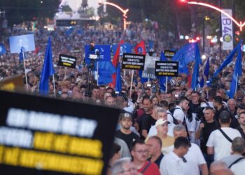 DW jehonë protestës kombëtare: Mijëra njerëz u mblodhën kundër qeverisë Rama dhe kërkuan lirimin e liderit të opozitës