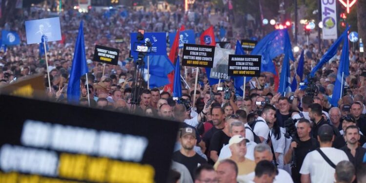 DW jehonë protestës kombëtare: Mijëra njerëz u mblodhën kundër qeverisë Rama dhe kërkuan lirimin e liderit të opozitës