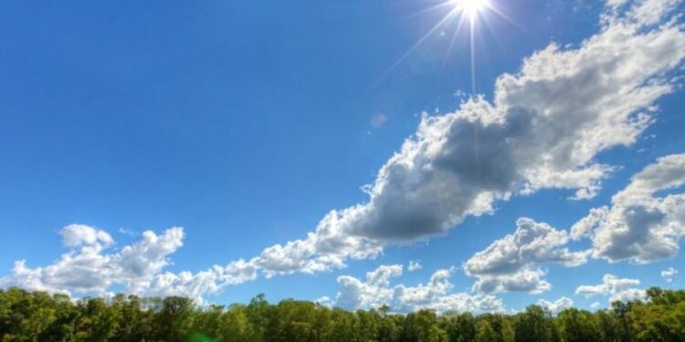 Mot me kthjellime dhe vranësira, temperaturat arrijnë deri në 32°C