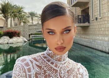 “Pusho në paqe Dritëro Agolli”/ Modelja shqiptare bën gafën e madhe në tentativë për të nderuar Kadarenë