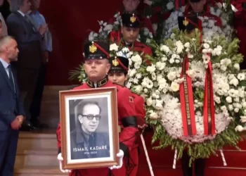 Lamtumirë ISMAIL KADARE! Shkrimtari u përcoll me nderimet më të larta, personalitete nga politika, arti e kultura bënë homazhe