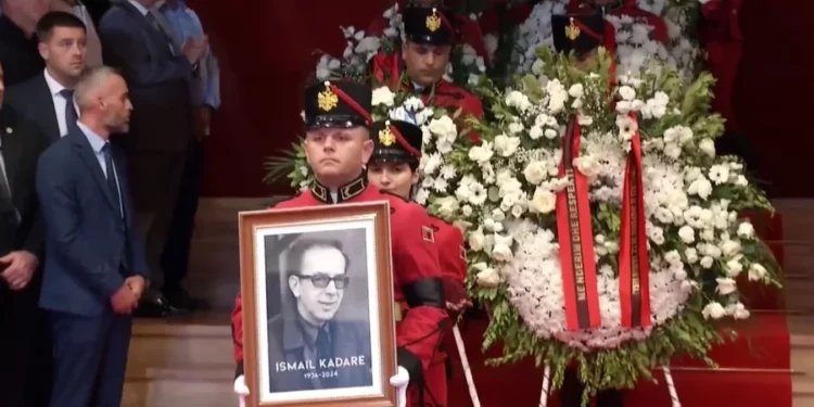 Lamtumirë ISMAIL KADARE! Shkrimtari u përcoll me nderimet më të larta, personalitete nga politika, arti e kultura bënë homazhe