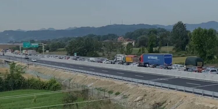 Trafiku në autostradën Thumanë-Kashar, Bardeli: Turpi i radhës! Qytetarët e ardhur nga veriu dhe nga Kosova duhet të rrinë në radhë për të paguar