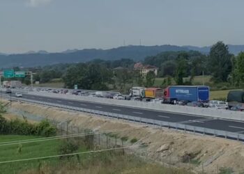 “Paralizohet” trafiku në autostradën Thumanë – Kashar, radha e automjeteve mbi 10 kilometra
