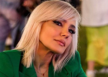 Olta Gixhari nuk i hap telefonin Monika Lubonjës! Aktorja i çon mesazh  në mes të emisionit: Pas meje ti je…