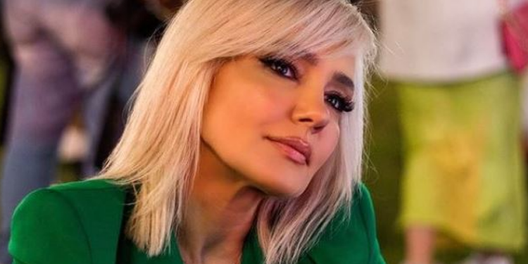 Olta Gixhari nuk i hap telefonin Monika Lubonjës! Aktorja i çon mesazh  në mes të emisionit: Pas meje ti je…