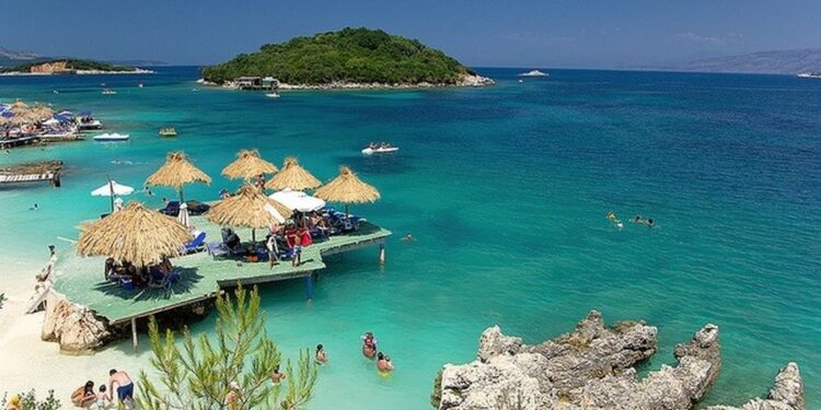 Media italiane: Përse gjithnjë e më shumë italianë po zgjedhin Shqipërinë për pushime? Disa nga plazhet më të bukura të rivierës shqiptare