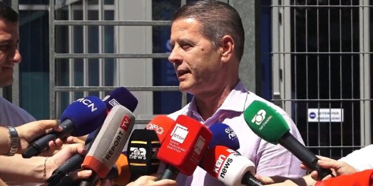 FOTO E DITËS: Momenti kur Pjerin Ndreu del nga SPAK: Jam në hetim për shpërdorim detyre, është një kallëzim nga PD