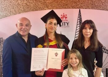 Vajza e Blendi Fevziut diplomohet në Universitetin e Londrës, gazetari ndan foto nga ceremonia dhe ndihet tepër krenar