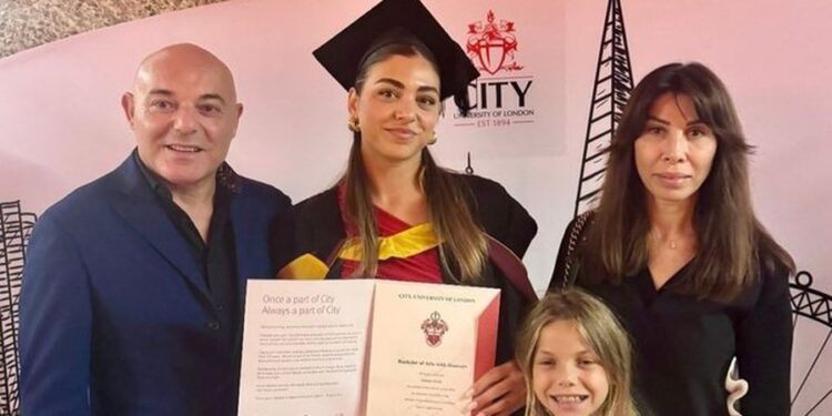 Vajza e Blendi Fevziut diplomohet në Universitetin e Londrës, gazetari ndan foto nga ceremonia dhe ndihet tepër krenar