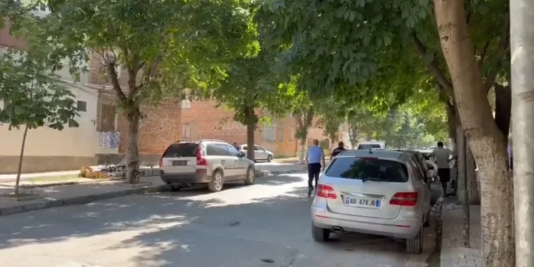 Të shtëna me armë zjari në Korçë/ Policia rrethon zonën, autori mbyllet në banesë