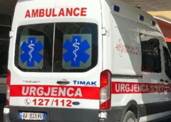 TRAGJIKE në Tiranë/ Fëmija 8 vjeç rrëzohet nga kati i dytë i banesës, humb jetën në spital