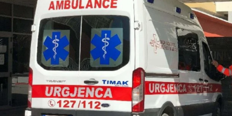 TRAGJIKE në Tiranë/ Fëmija 8 vjeç rrëzohet nga kati i dytë i banesës, humb jetën në spital