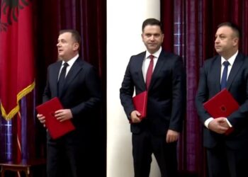 Ndryshimet në qeveri/ Me dorën mbi Kushtetutë, ministrat e rinj betohen para presidentit Bajram Begaj