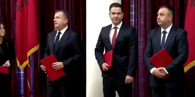 Ndryshimet në qeveri/ Me dorën mbi Kushtetutë, ministrat e rinj betohen para presidentit Bajram Begaj