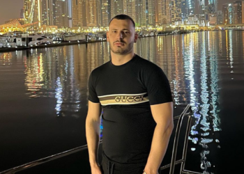 FOTO/ Fitoi çmimin prej 100 mijë eurosh, DIJONIS BIBA ngel “pa kokërr leku” në Dubai: O çuna kush ma paguan biletën e kthimit?