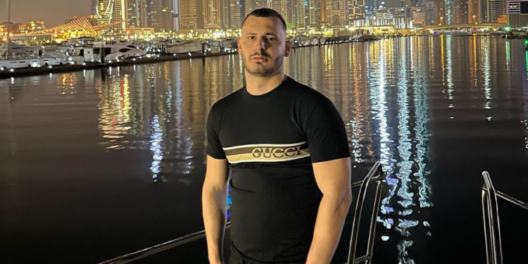 FOTO/ Fitoi çmimin prej 100 mijë eurosh, DIJONIS BIBA ngel “pa kokërr leku” në Dubai: O çuna kush ma paguan biletën e kthimit?