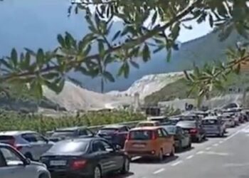 U hap vetëm dy ditë më parë, trafik kilometrik në afërsi të tunelit të Llogarasë, pushuesit dynden drejt jugut