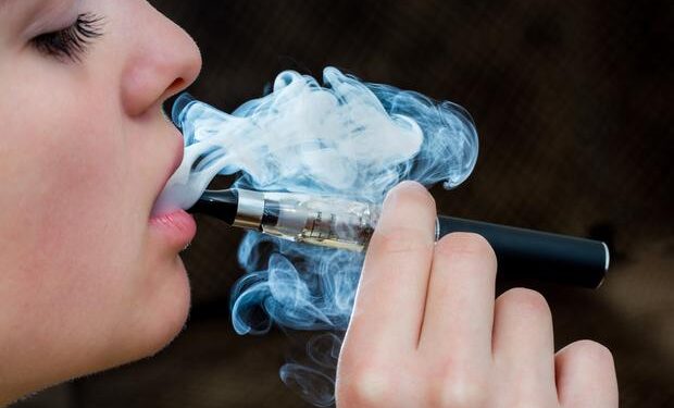 Ndalohet shitja e cigareve elektronike për moshën nën 18 vjeç