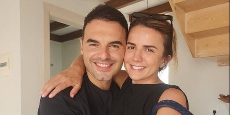 “E bekuar!” – Dy vjet pas divorcit, Rudina Hajdari nis pushimet krah partnerit të ri