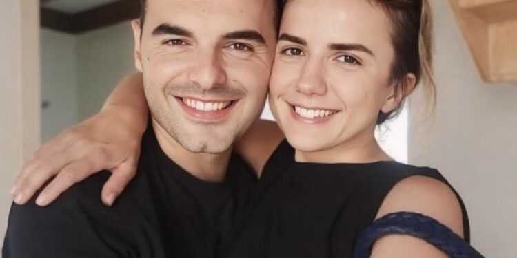 Regjisori publikon FOTOT nga pushimet në Gjipe: Kush është i partneri i ri i Rudina Hajdarit?