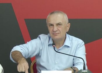 Meta: Blushi u provokua nga një horr që priste 3 orë për të bërë foto me mua