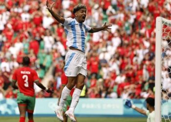 ‘Paris 2024’/ Befasuese, edhe pse gjyqtari i çon lojtarët në dhomat e zhveshjes, ndeshja Argjentinë-Marok nuk ka përfunduar…