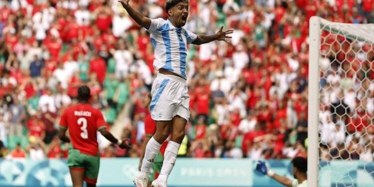 ‘Paris 2024’/ Befasuese, edhe pse gjyqtari i çon lojtarët në dhomat e zhveshjes, ndeshja Argjentinë-Marok nuk ka përfunduar…