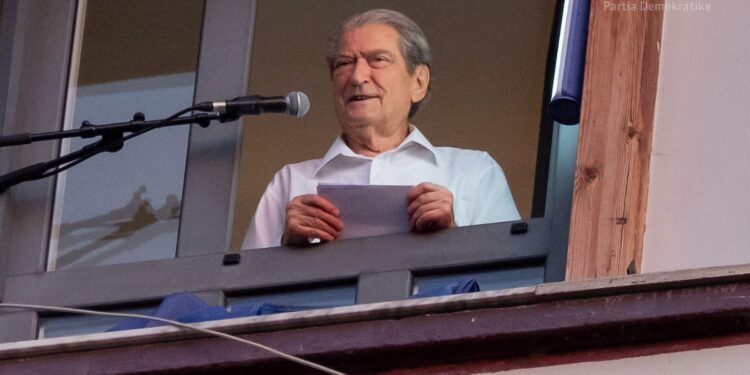 Zjarri i plehrave në Vlorë/ Berisha: Vepër e korrupsionit të Ramës, 20 mln eurot e landfillit ia dha Zotos