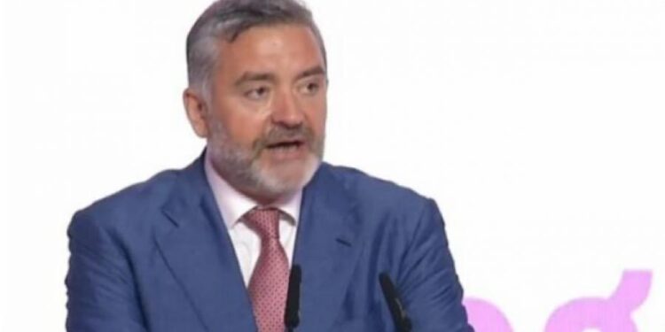 Shqipëria braktiset përditë nga rinia por Klosi thotë se PS ka 34 mijë anëtarë të rinj!