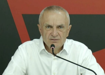 Zjarret në vend, Meta: Çojnë ushtarë me lopata për të shuar flakët dhe tenderat i vjedhin