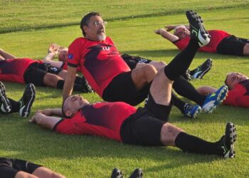 Deputetët shqiptarë rrihen 5 me 0 në futboll nga deputetët kosovarë