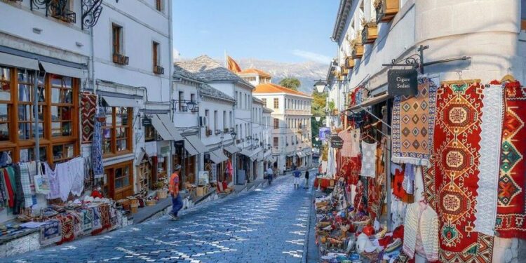 SHIFRA E DITËS: Popullsia e mbetur në secilën prej 61 bashkive, si dhe pse po zhduken qytetet anembanë vendit?