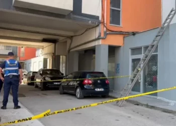  KORÇË/ Gruaja hidhet nga tarraca e pallatit dhe humb jetën në vendngjarje